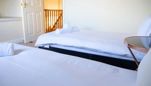 4x Bed Elegant Home with Parking - Photo 3