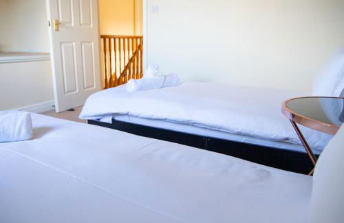 4x Bed Elegant Home with Parking - Photo 3