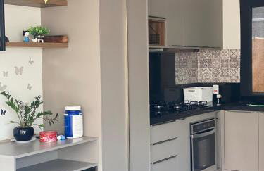 Casa moderna e bem equipada com piscina - Foto 1