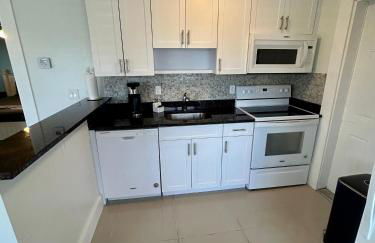 2 min walk to beach with free parking at Lauderdale 17-1 - Foto 6