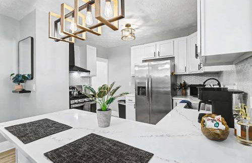 Newly Renovated and Designed Near Downtown - Foto 29