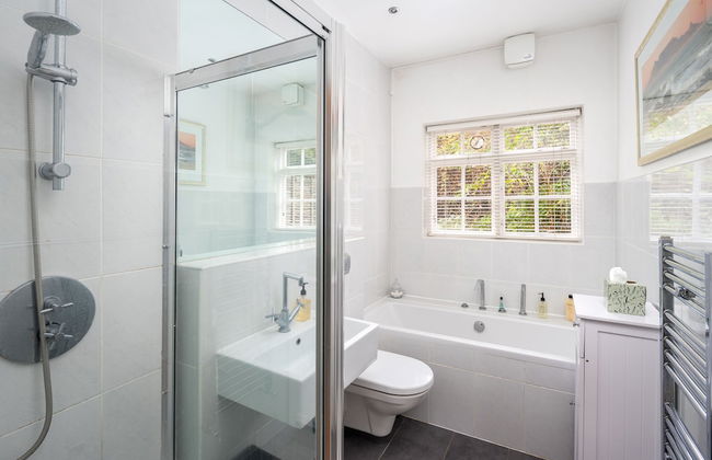 JOIVY Homely 2 Bed Riverside Flat with Patio in Hammersmith - Foto 14