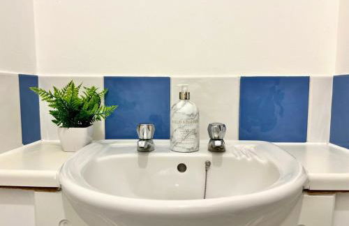 Delightfully decorated cosy two bedroom family home Great transport links to central London - Foto 7