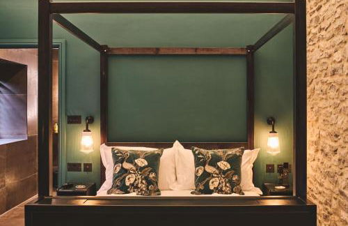 The Suite - Photo 13