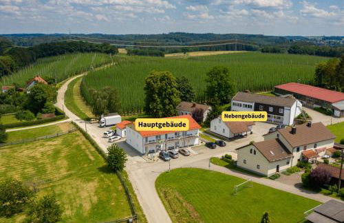 Holledau-Apartments - FeWo bis 5 Pers - getrennte Betten möglich - Vollausstattung - 24h Checkin - wöchentl Reinigung u Wäschewechsel - Waschmaschine u Trockner - WLAN - Minibar - XXL Parkplätze - Garten - ruhige Lage - Foto 8