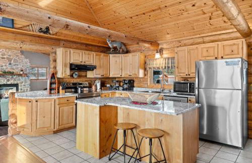 Spacious 4BR Cabin • Sleeps 12 • Games •Near Dells - Foto 3