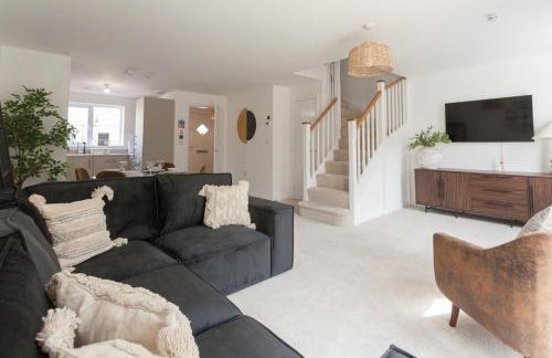 Runcorn Spacious Modern 3 bedroom House, 4 beds, On site Parking, Long stay deals - Foto 3