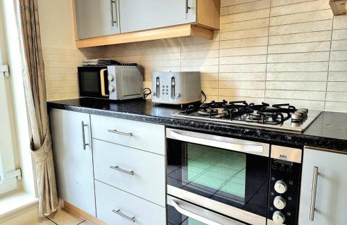 Spacious 4 Bed Family Home with Private Garden & Free Parking - Hamilton - Foto 18