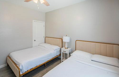 Serene 2BR Home with Premium Beds - Foto 80