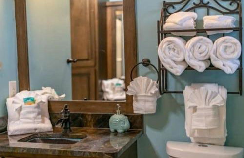 Sunset Cove Lakefront Luxury Lodge with Private Dock - Foto 27