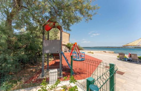 3 Bedroom Cozy Apartment In Ugrinic - Foto 16