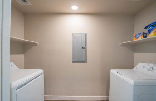 Posh 2BD - Gym, Pool, Parking, W-D - Sleeps 8 - Foto 34