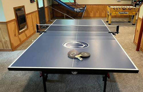 Secluded 4 bedroom with hot tub minutes from campus - Foto 32