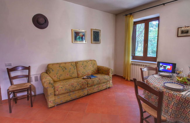 Stunning Farmhouse with Swimming Pool & Hot Tub in Umbria - Photo 8