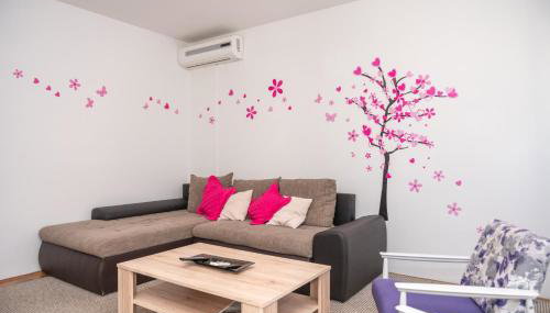 Sunny & Spacious, 2 BR apartment with free parking - Photo 4