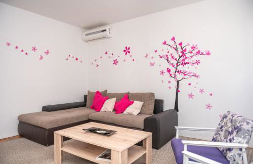 Sunny & Spacious, 2 BR apartment with free parking - Photo 4