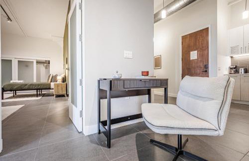 Downtown Escape - 2BR w Skyline Views & Hot Tub - Foto 15