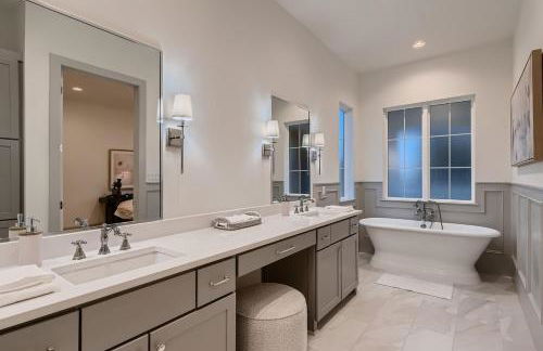 Stunning home - walk to square & heated pool - Foto 27