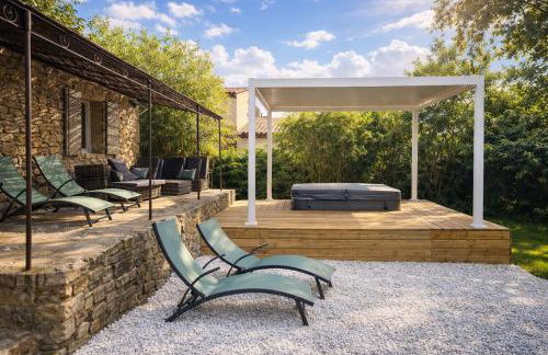 Maison en pierre avec piscine chauffée, jacuzzi et vue sur Gordes - Photo 4