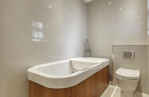 Dove House Wanstead - Stunning 4 Bedroom, 3 Bathroom House with Private Hottub & Gym - Escape London, in Lonon - Foto 31