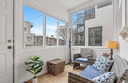 Sojourn Classic DC Rowhouse with Parking - Foto 9