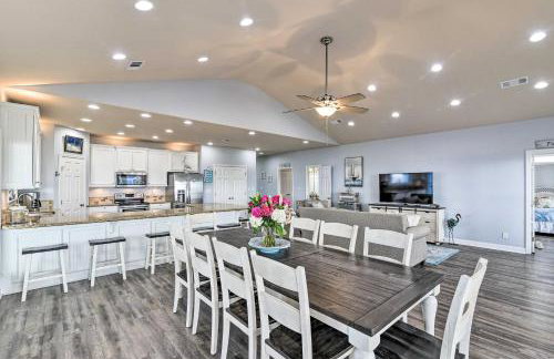 Group Getaway with Deck, Steps to Crystal Beach! - Foto 10