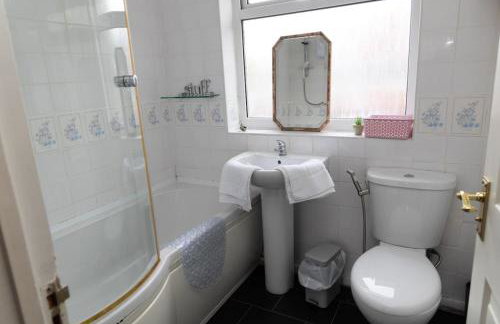 3 bed home sleeps 8 people located 1 min from train stop - Otley Terrace - Photo 14