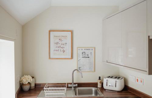 Charming Central Mews Home with Secure Parking - Foto 11