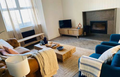 Luxury coastal retreat with sea views - Photo 7