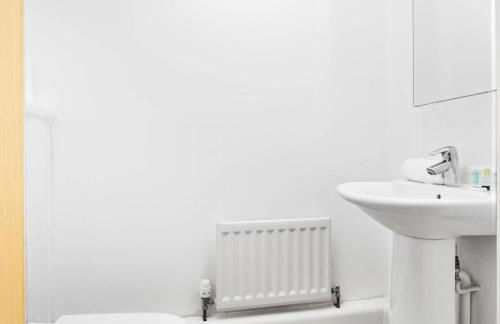 Three Bed House - Parking - Garden - Fast Wi-Fi 19LL - Foto 43