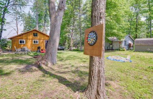 Charming Michigan Cottage with Sunroom and Lake Access - Foto 24