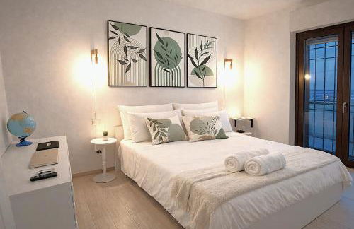 Attico Luminoso con Terrazzo e Parcheggio Gratuito - Foto 9