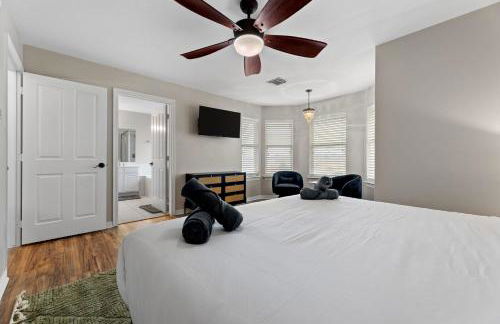 Luxurious Home with Huge Pool - Photo 9