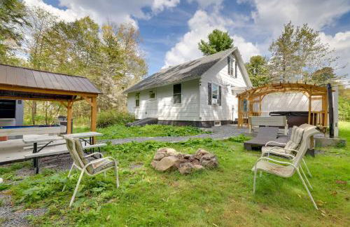 Explore the Poconos! Cozy Creekside Cabin with Patio - Foto 27