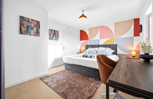 Stylish 3BR Home - Sleeps 7 - 15 Min to City Centre, Parking Garden & Fast Wi-Fi - Foto 14