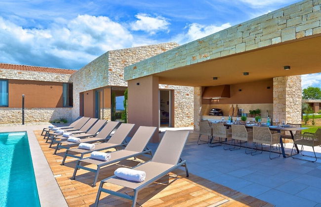 Enticing Holiday Home in Brtonigla with Hot Tub - Photo 20