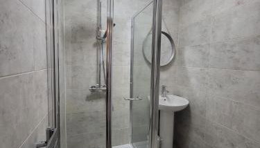 4 Bedroom House - Free Parking, Great access to London, Herts, Essex - Foto 3