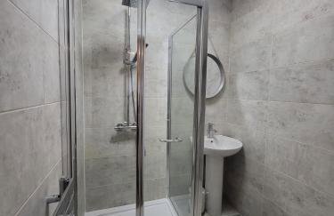 4 Bedroom House - Free Parking, Great access to London, Herts, Essex - Photo 3