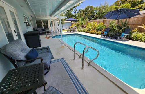 Coastal Vibes! Tropical heated pool home short drive to the beach - Foto 43