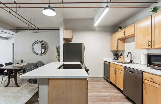 Spacious 2BR Downtown Retreat - Photo 28