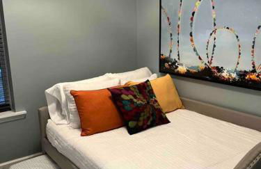 Trendy West Town Flat - 2 bed / 1.5 bath w parking - Foto 15