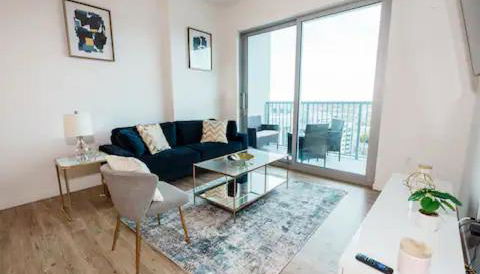 High-Rise Apartment with Panoramic Skyline Views - Foto 3