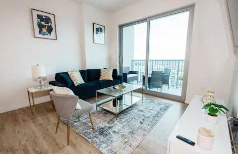 High-Rise Apartment with Panoramic Skyline Views - Foto 3