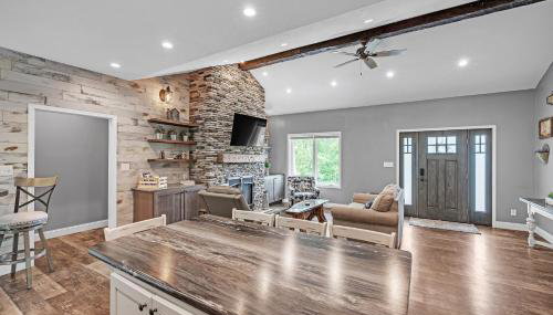 Lakeside Retreat with Hot Tub & Game Room home - Foto 3