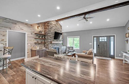 Lakeside Retreat with Hot Tub & Game Room home - Foto 3