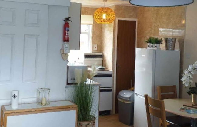 2 Bed Chalet Sleeps 5 - Pets, Parking, Near Beach - Foto 5