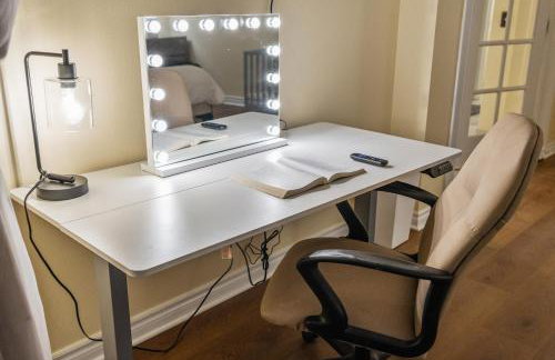 Entire Private Home with 4 Bedrooms, Pool, Hot Tub, King Bed, Garage, Available Now - Foto 54