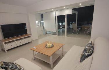 Stylish Rooftop Retreat with Hot Tub with Loutraki Beach - Foto 38