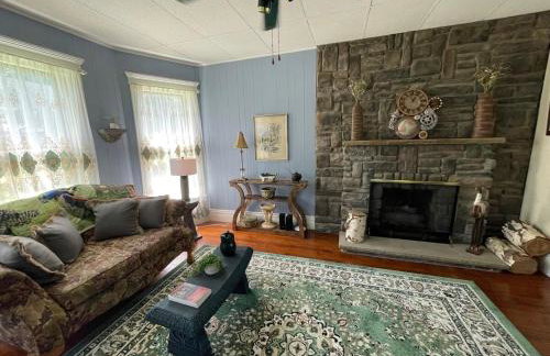 It's A Wonderful Life - Main St Penn Yan - Walk to Shops & Dining - Hot Tub - Pets OK - Seneca & Keuka Lake - Foto 45