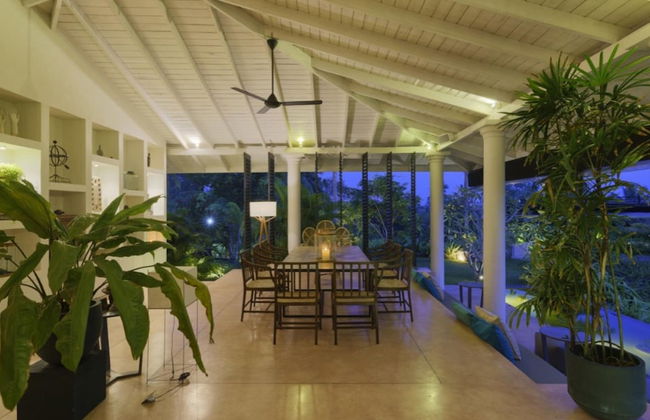 Cool and Contemporary Hilltop Villa With Ocean Views - Photo 6